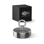 Produktfoto des Classic 300 Bergemagnets mit Ösenbolzen und schwarzer Verpackung für Magnetfischen.