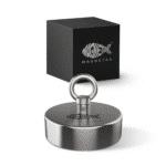 Produktfoto des Classic 500 Bergemagnets mit Ösenbolzen und schwarzer Verpackung, für Magnetfischen und große Funde.