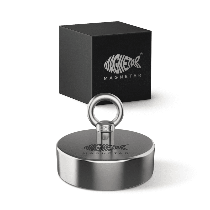 2 Produktfoto des Classic 500 Bergemagnets mit Ösenbolzen und schwarzer Verpackung, für Magnetfischen und große Funde.