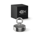 Produktfoto des Classic 110 Bergemagneten mit Ringöse und schwarzer Verpackung, geeignet für Einsteiger beim Magnetfischen.