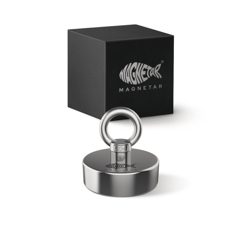 3 Produktfoto des Classic 110 Bergemagneten mit Ringöse und schwarzer Verpackung, geeignet für Einsteiger beim Magnetfischen.