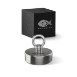 Produktfoto des Classic 200 Bergemagnets mit Edelstahlgehäuse, Ösenschraube und schwarzer Verpackung für Magnetfischen.