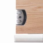 Detailaufnahme des integrierten Messerschärfers mit drei Schleifstufen (Fein, Grob, Keramik) im magnetischen Messerblock aus Holz.