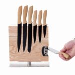 Magnetischer Messerblock aus Holz mit fünf Küchenmessern und integriertem Messerschärfer, praktische Produktfoto-Darstellung für die Küche.