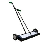 Magnetbesen 2.0 mit stabilem Metallrahmen, Neodym-Magnetfläche und großen Gummirädern, Produktfoto für Innen- und Außeneinsatz.