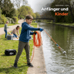 Lifestylebild Magnetfischen am Kanal mit Kind, leichter Easy 360° Bergemagnet für Anfänger und Kinder im Outdoor-Einsatz