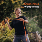 Lifestyle-Bild einer Frau Magnetfischer mit Hardcore Rundummagnet und Seil beim Auswerfen, angenehmes Wurfgewicht für Magnetfischen an Seen und Flüssen