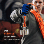 Lifestyle-Bild eines Mannes beim Magnetfischen mit Magnetar Handschuhen, orangefarbenem Seil en dem stärksten 360 Grad Barbarian Neodym Zylindermagneten