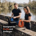 Lifestyle-Bild mit Cube Bergemagnet Set am Wasser, zwei Personen bereiten Seil, Magnet und Ausrüstung für Magnetfischen vor, geeignet für Anfänger und Profis