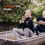 Lifestylebild Magnetfischen im Boot mit 360° Easy Bergemagnet, ideal für Anfänger und Kinder bei der Schatzsuche auf dem Wasser