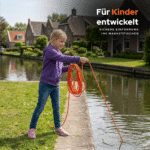 Lifestylebild eines Kindes beim Magnetfischen mit Seil am Kanal, sichere Einführung ins Magnetfischen für Kinder.