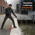 Lifestylebild beim Magnetfischen mit Classic 500 Bergemagnet und Seil, starke Wahl für große Funde im Wasser.