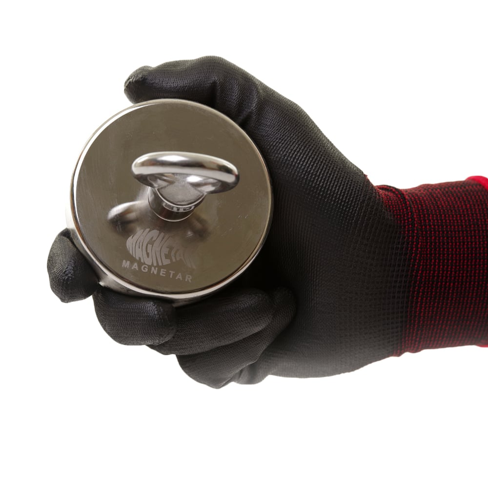 Magnetar Neodym-Bergemagnet in runder Form mit Öse, gehalten in schwarzem Schutzhandschuh – starker Magnet fürs Magnetfischen.