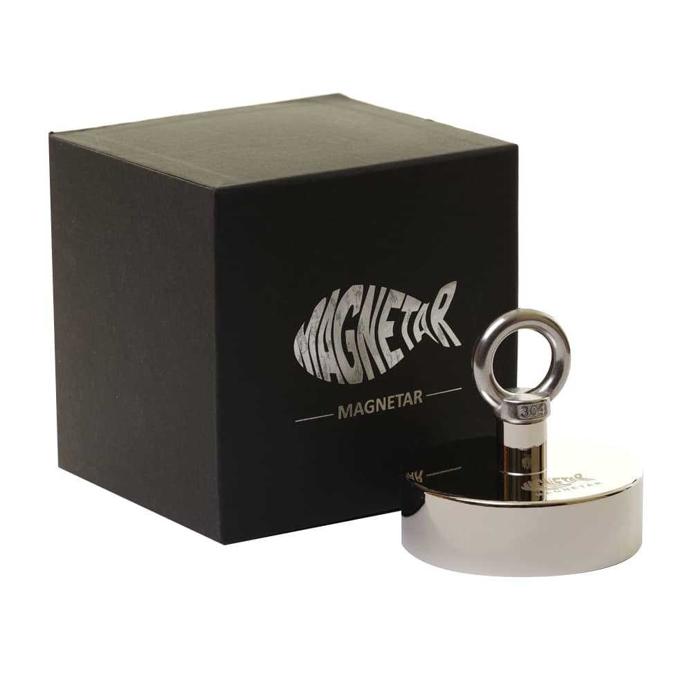 Runder Magnetar Neodym-Bergemagnet mit robuster Öse, präsentiert neben schwarzer Magnetar Box – stark und sicher fürs Magnetfischen.