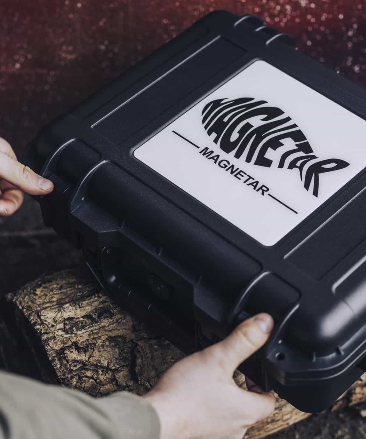 Robuster schwarzer Magnetar Transportkoffer mit Logo, ideal zum sicheren Verstauen von Bergemagneten und Magnetfischen-Zubehör.