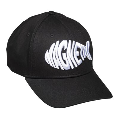 Produktfoto: Schwarze Cap mit großem, weiß gesticktem Magnetar Logo, verstellbar und ideal für Freizeit, Outdoor und Magnetfischen.