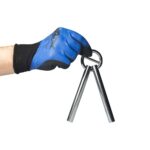 Stabiler Doppel-Adapter aus Metall mit Ösenring, Detailfoto in Handschuh gehalten, Zubehör zur Befestigung von zwei Bergemagneten.