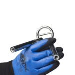 Metall-Adapter mit Ösenring, Detailfoto in Handschuhen gehalten, Zubehörteil zum Befestigen von Doppel- oder Bergemagneten.