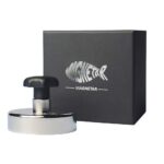 Runder Neodym-Bergemagnet mit Handgriff, Produktfoto mit Box, ideal als Set zum Magnetfischen und Bergen schwerer Metallobjekte.