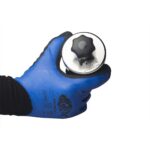 Runder Neodym-Bergemagnet mit Drehgriff, Detailfoto in Handschuh gehalten, ideal zum sicheren Magnetfischen und Bergen von Metallobjekten.