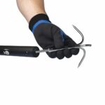 Wurfanker mit schwarzem Griff und drei Stahlhaken, Detailfoto in Handschuhen montiert, ideal zum Bergen schwerer Objekte beim Magnetfischen.