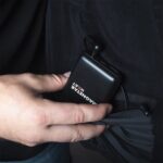 Detailfoto einer beheizbaren Jacke mit herausnehmbarer Powerbank im Innenfach – praktische Energiequelle für Wärme unterwegs.