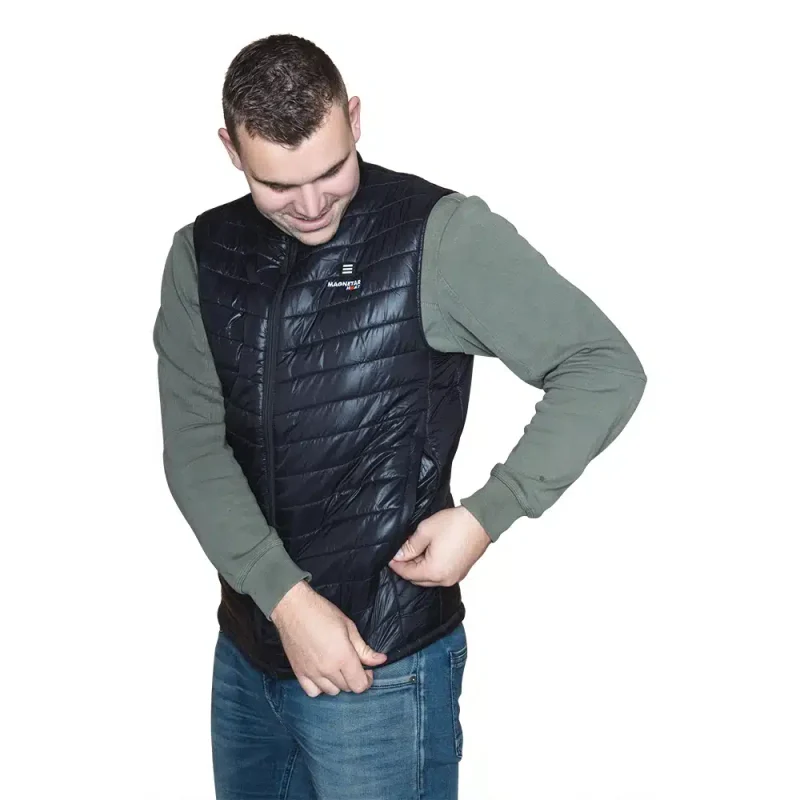 Dieser beheizbare Körperwärmer hat praktische Taschen.