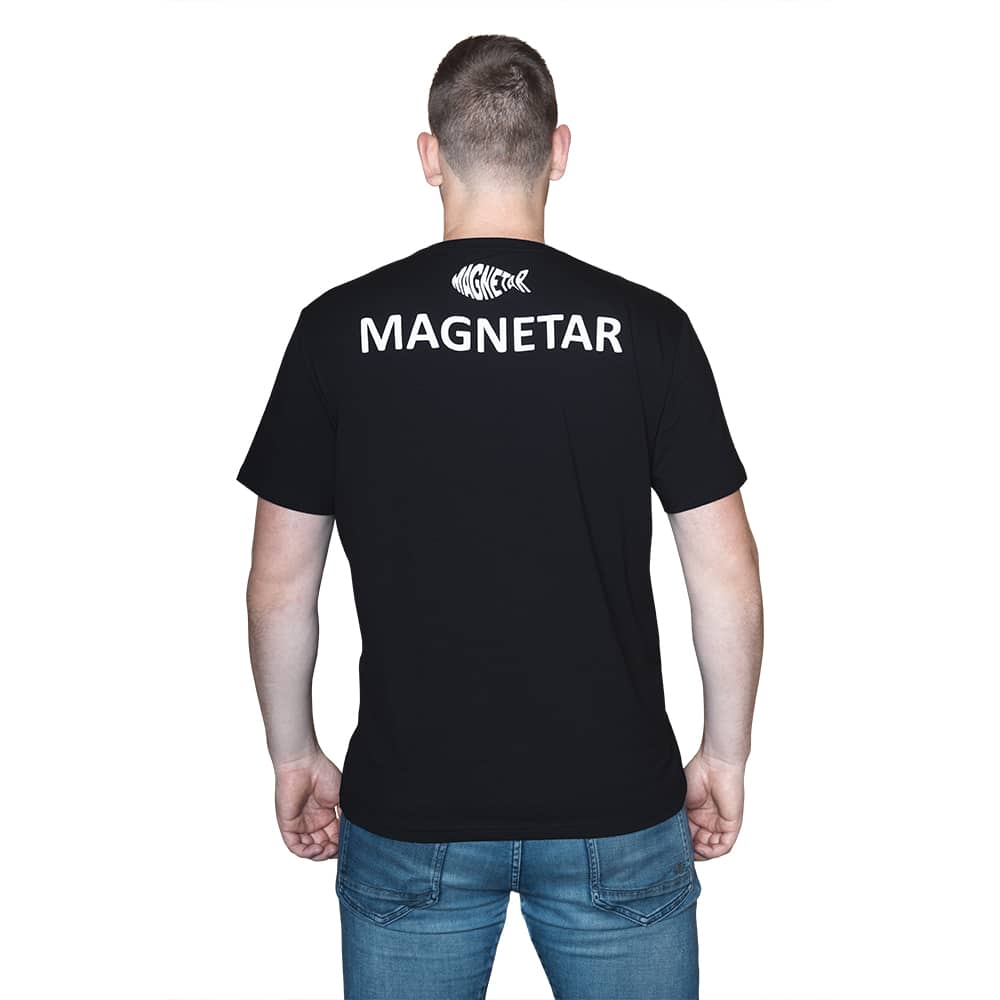 Produktfoto: Schwarzes T-Shirt mit Magnetar Logo-Aufdruck auf dem Rücken, legerer Schnitt für Freizeit und Outdoor-Aktivitäten.