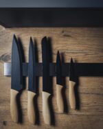 Detailfoto einer magnetischen Messerleiste mit fünf Küchenmessern – platzsparende und sichere Aufbewahrung in der Küche.
