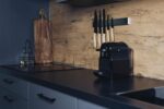 Lifestylefoto einer modernen Küche mit magnetischer Messerleiste an der Wand – praktische Aufbewahrung für Küchenmesser.