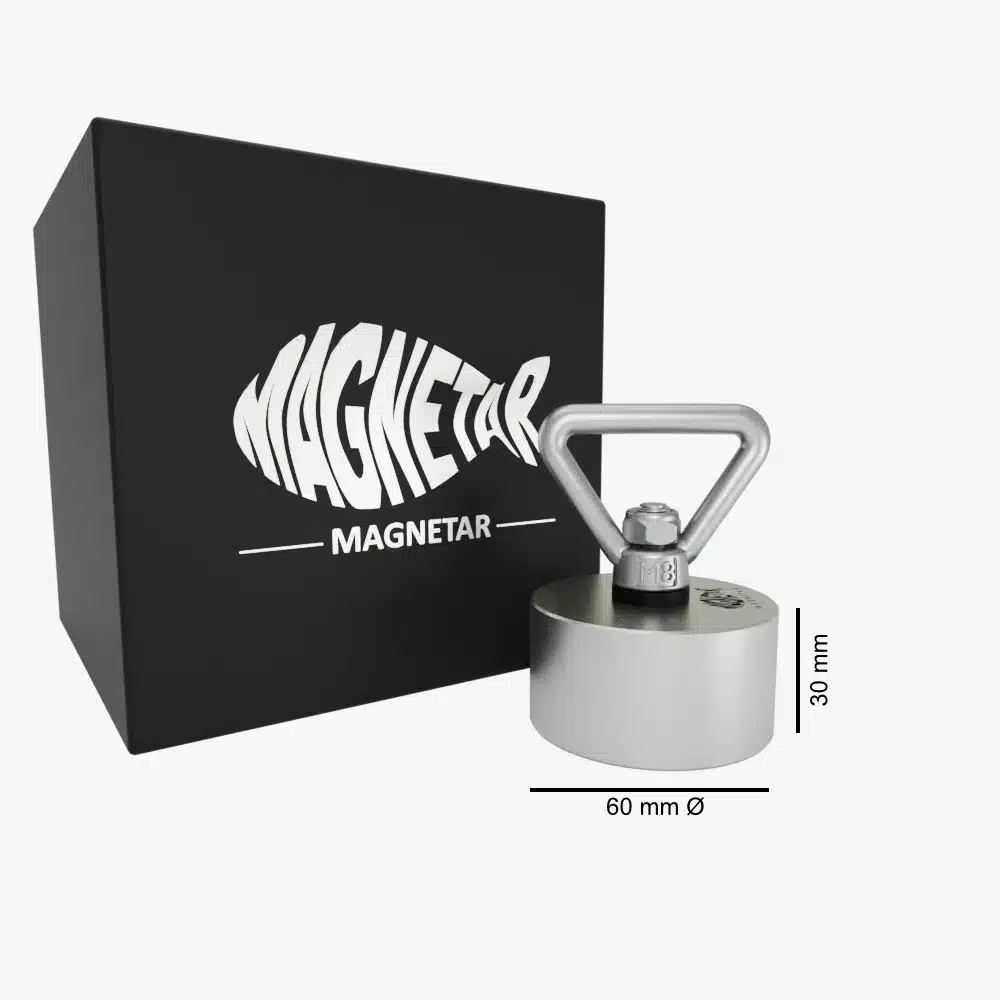 Produktfoto: Neodym-Bergemagnet Hardcore Ø 60 mm x 30 mm mit Öse, geliefert in Magnetar Geschenkbox, ideal für Hobby-Magnetfischen.