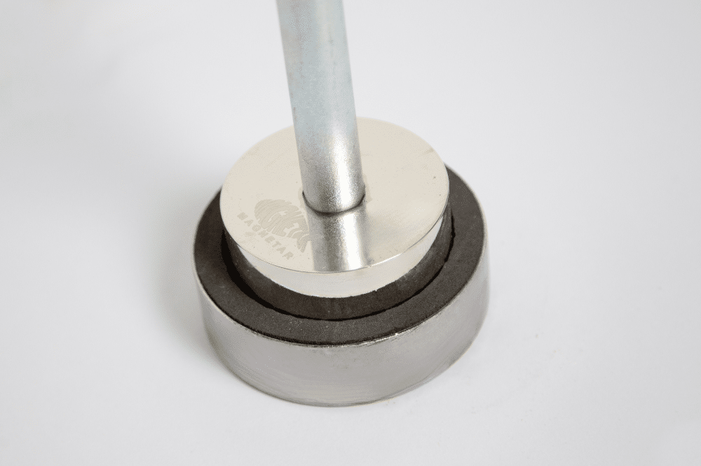 Productfoto: Robuste Puthammer mit integriertem Magnet, ideal zum sicheren Anheben und Öffnen von schweren Kanaldeckeln.