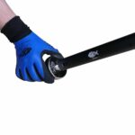 Detailfoto eines Magnetstabes mit rundem Neodym-Bergemagnet, gehalten mit blauen Arbeitshandschuhen für sicheres Magnetfischen.