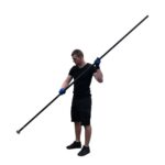 Lifestylefoto eines Mannes mit blauen Handschuhen, der einen langen schwarzen Magnetstab mit befestigtem Neodym-Magnet für Magnetfischen hält.